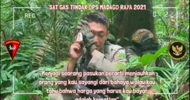 Ipda Rano Aprilianto (33) masih dalam tugas Operasi Madago Raya di hutan belantara Sulteng saat anak ketiganya lahir. Menggunakan HP, dia azani putrinya. (